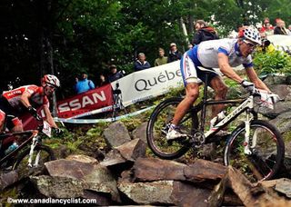 Julien Absalon (Orbea) and Geoff Kabush (Rocky Mountain / Maxxis) on a rocky descent.