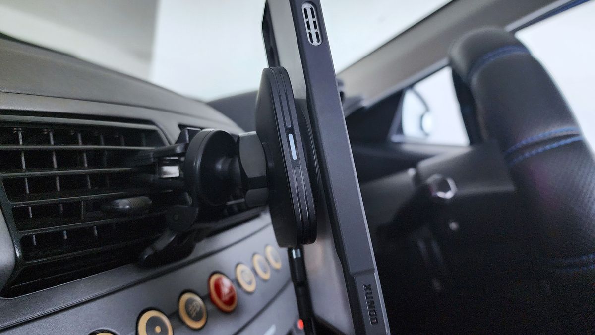 ESR HaloLock Qi2 Magnetic Wireless Car Charger