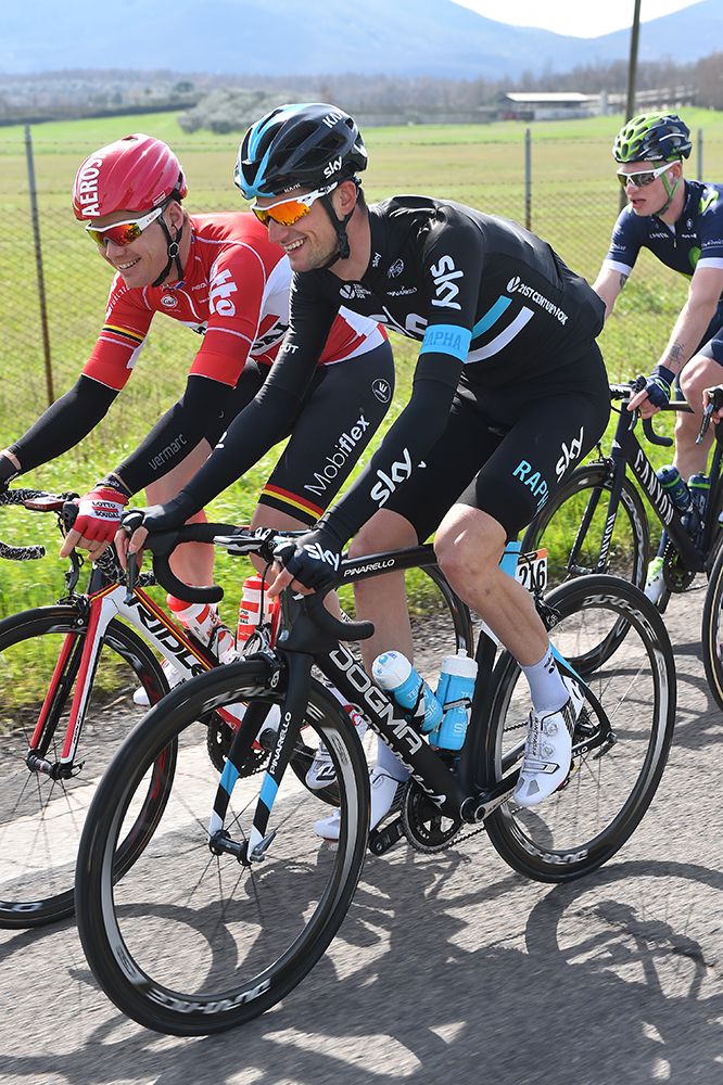 Wout Poels chats in the peloton