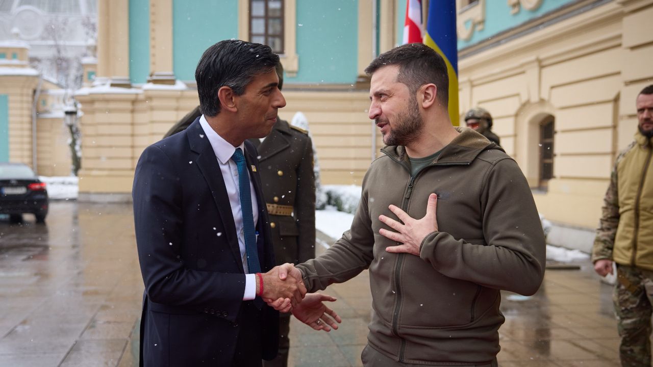 British Prime Minister Rishi Sunak and Ukrainian President Volodymyr Zelenskyy meet in Ukraine&#039;s capital Kyiv in November 2022