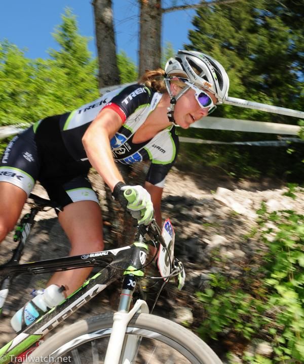 Heather Irmiger (Trek Subaru) about to catch Katerina Nash (Luna)