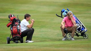 Golfer sit down and wait during a round