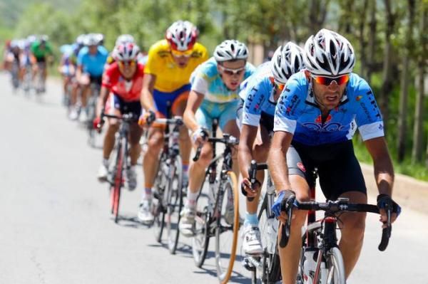 A group of 21 riders joined after the first climb. Ghader Mizbani (Tabriz) leads at this point.