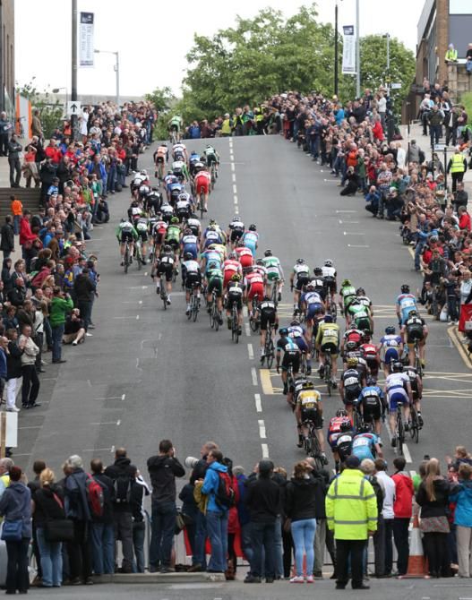 The bunch weave their way up the spectator lined Montrose Street