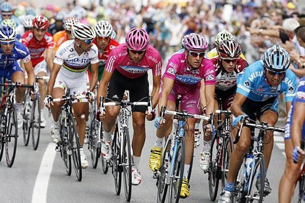 Maglia cilamino Alessandro Petacchi sits behind his train