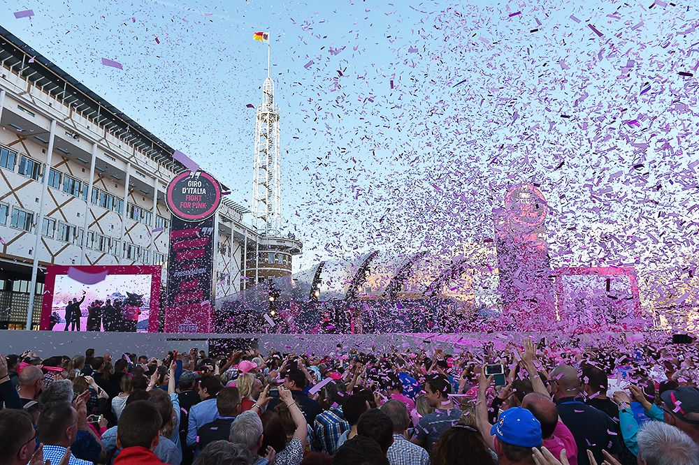 The confetti flies in Apeldoorn at the Giro teams presentation.