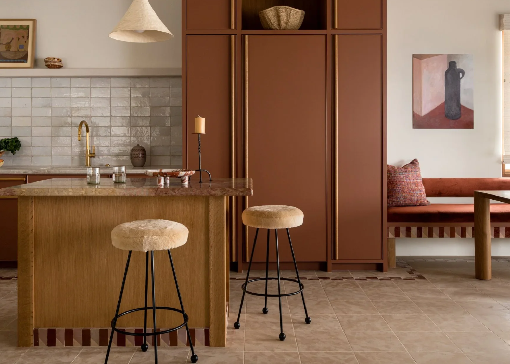 Rust and terracotta kitchen with wood elements, zellige tiles, velvet banquette and tiled details