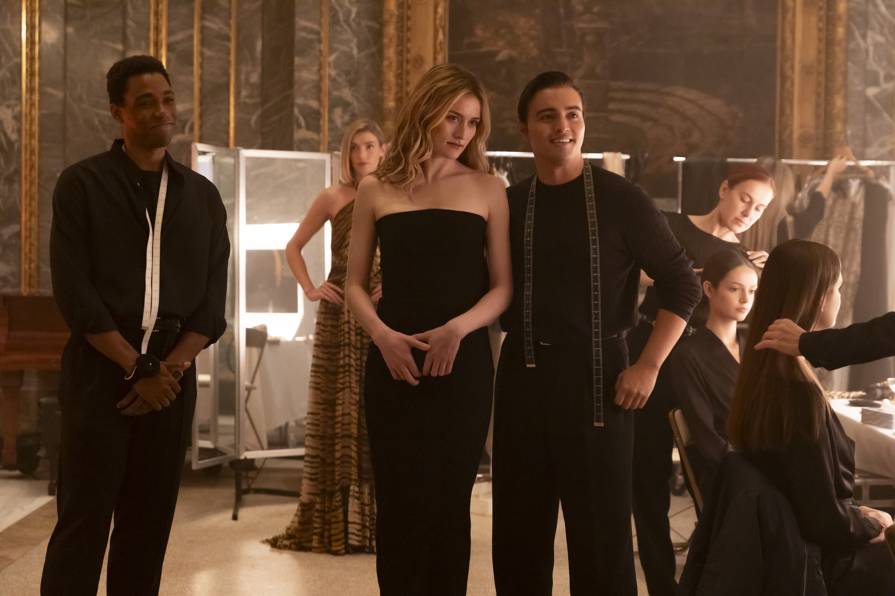 sarah pidgeon as carolyn bessette kennedy in love story wearing a black strapless dress