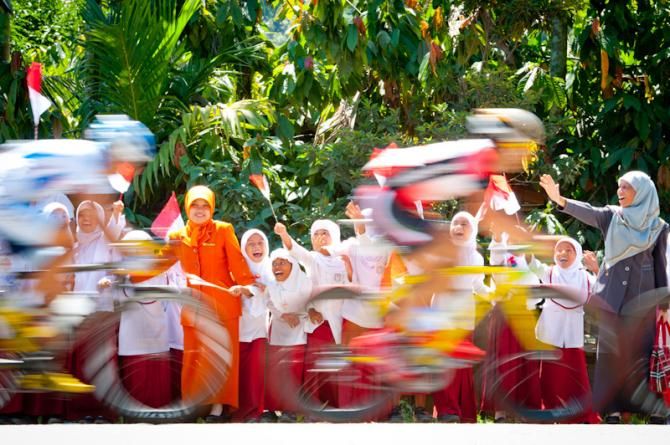 School girls cheered for riders at the Tour de Singkarak