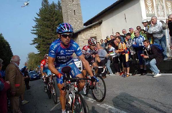Gilberto Simoni (Lampre Cafitta) comes by behind Bettini
