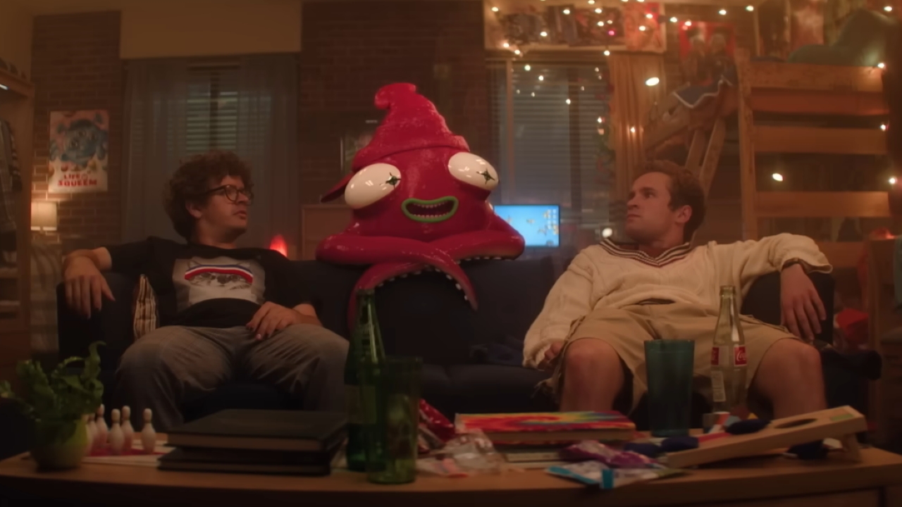 पिझ्झा मूव्हीमध्ये ॲनिमेटेड स्क्वीड पाहत असलेले गॅटेन माताराझो आणि शॉन जिआमब्रोन