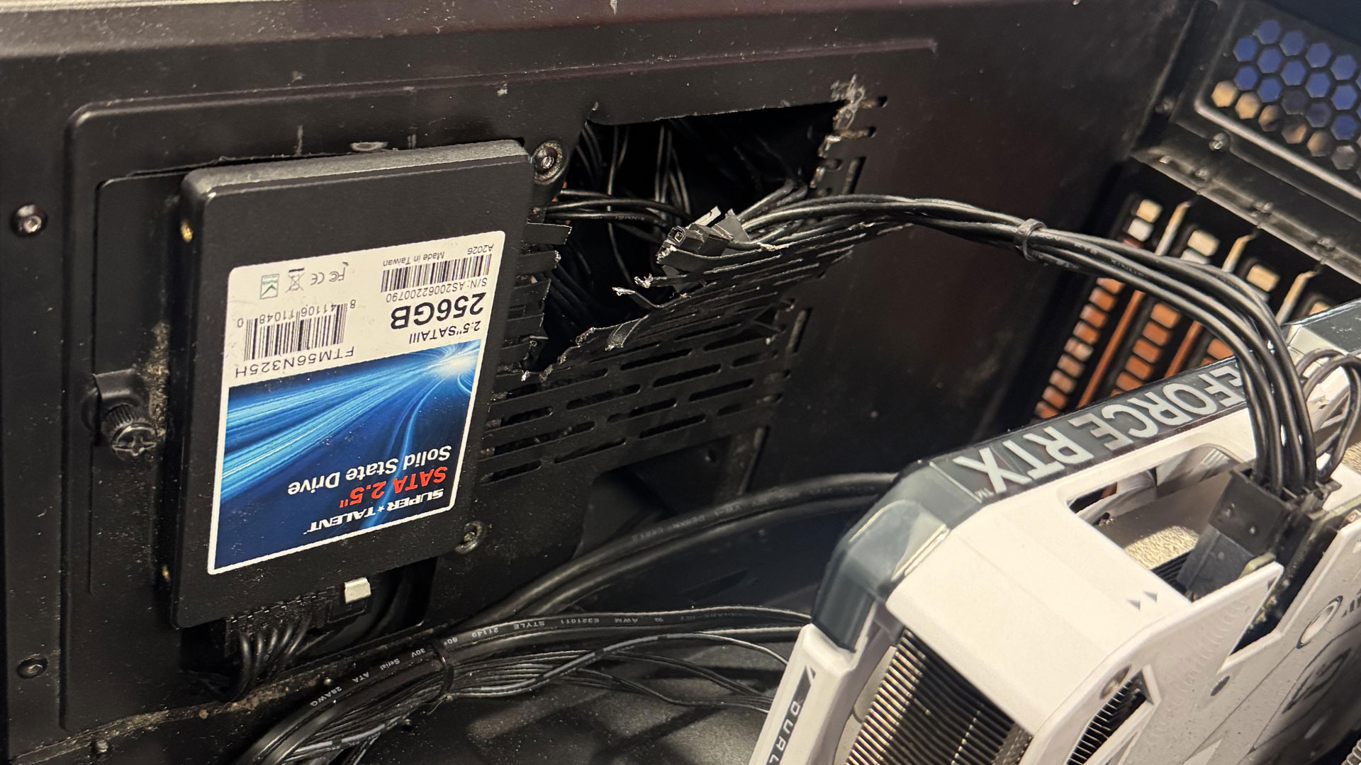 Baffling PC cable management produced this ‘monstrosity’