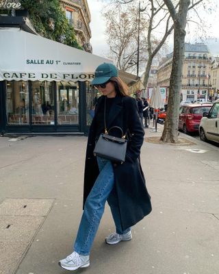 Fashion influencer @leasy_inparis in Paris wearing a chic winter outfit with on-trend accessories.