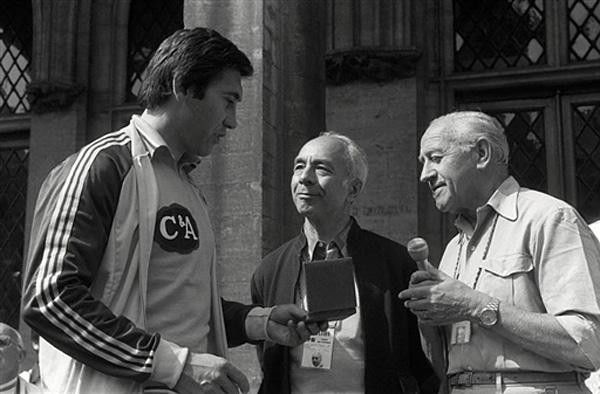 Eddy Merckx talks with race organisers Goddet and L&eacute;vitan