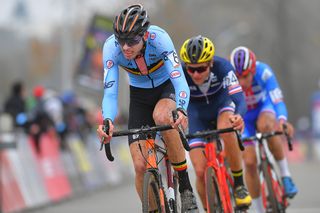 Peeters solos to victory in Druivencross