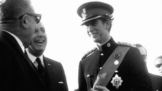 Le Prince Charles discutant avec le Ministre du commerce et de l'agriculture maltais, apres avoir plante un acacia a l'invitation du Comite 'Planter un arbre a Malte', le 26 novembre 1969 a Malte.
