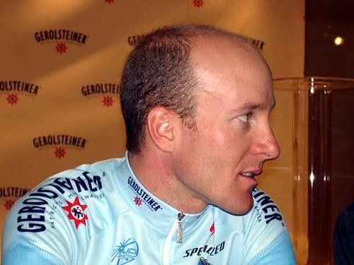 Levi Leipheimer talking to journalists