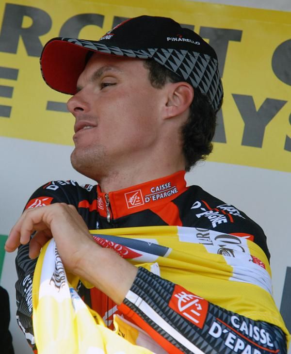 Luis L&eacute;on Sanchez (Caisse d'Epargne) dons the leader's jersey.