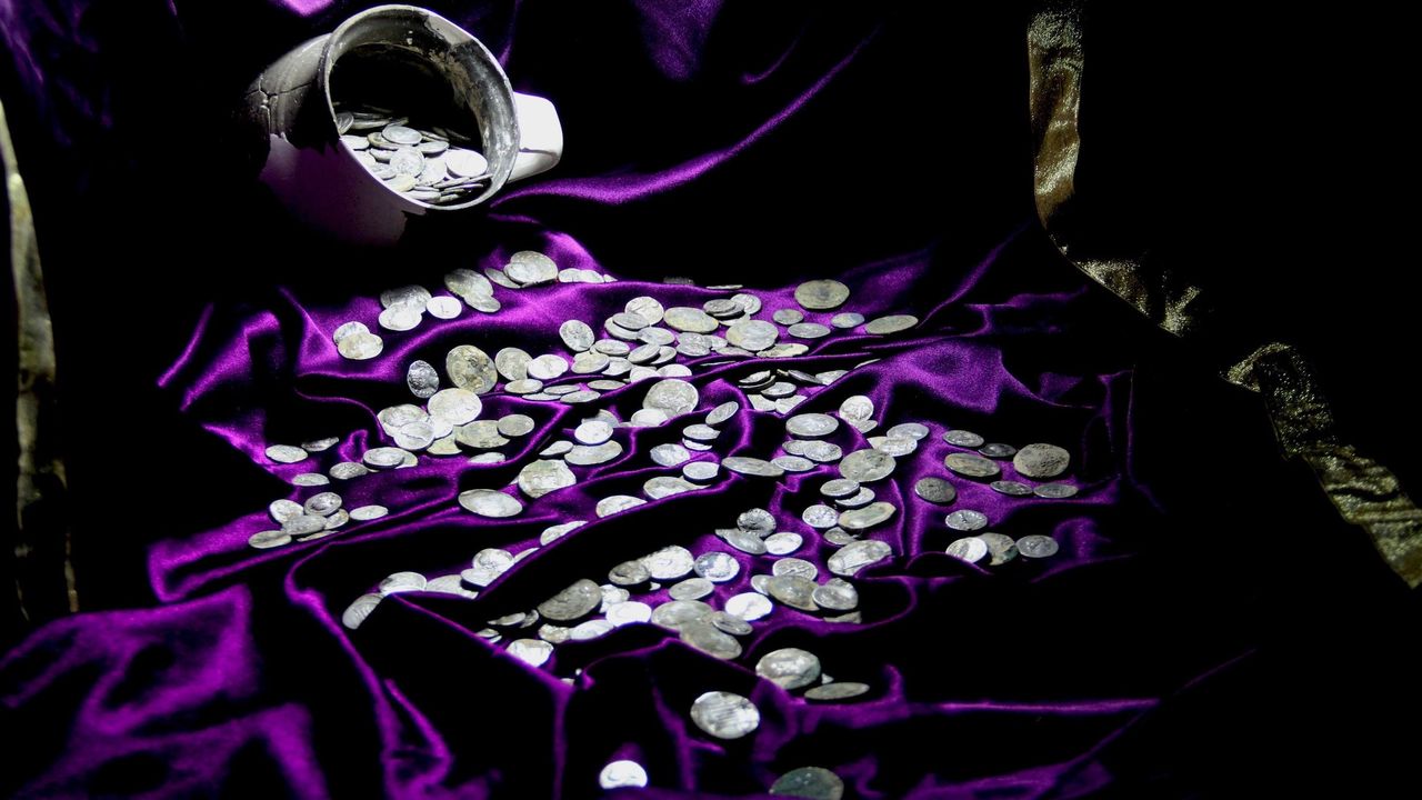 The hoard includes 439 denarii and 212 cistophori.