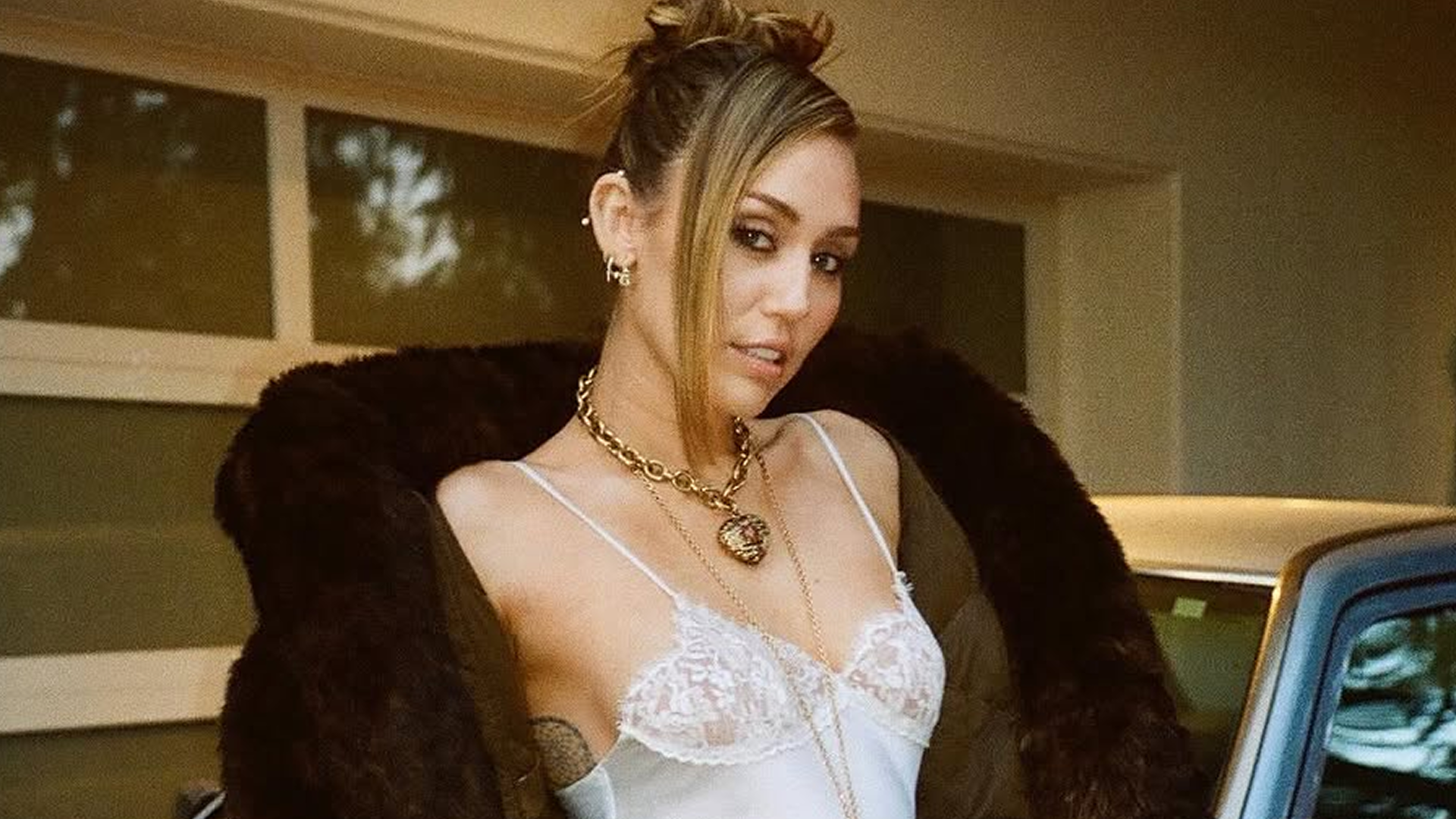 Miley Cyrus visited Jimmy Kimmel in a boho-chic Chloé Fall 2025 fur look
