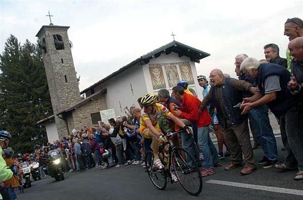 A Saunier-Duval rider checks over his shoulder.
