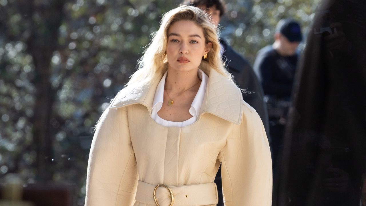 Gigi Hadid, celebrity fashion, celebrity style, Jacquemus, pumps, jacket, trench coat, coat, heels, high heels, runway, fashion show