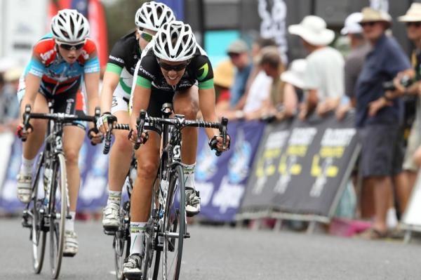 Jessie Maclean (GreenEDGE) worked hard for Melissa Hoskins in the team's attempt to steal the leader's jersey