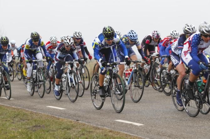 Shara Gillow (Orica - AIS) in the bunch