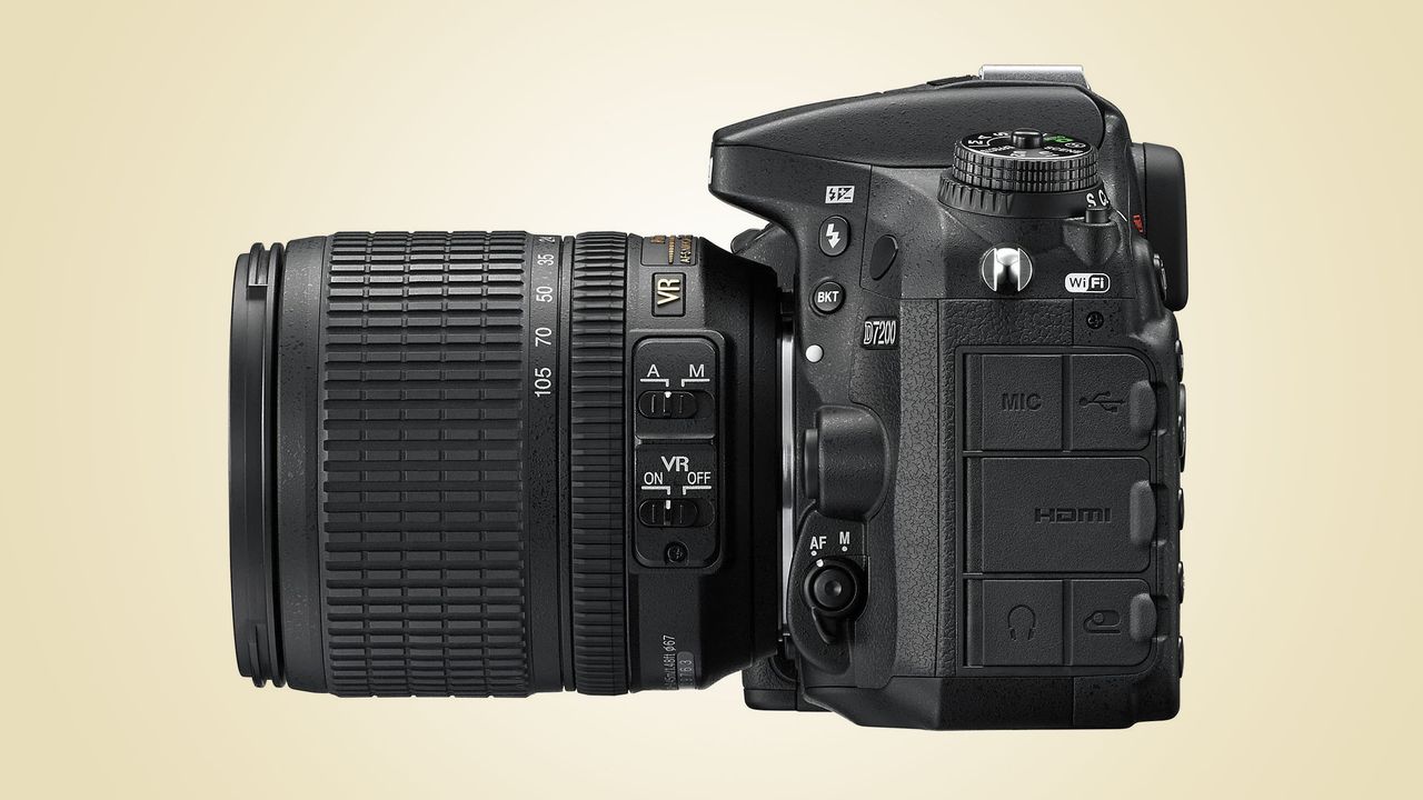 Nikon D7200 side