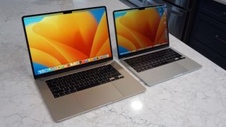 MacBook Air 15-Zoll (2023) neben MacBook Air 13-Zoll