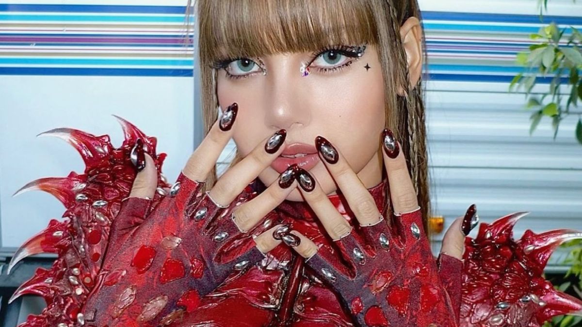 Lisa Just Co-Signed Selena Gomez's Go-To Date-Night Nail Color—I'm Sprinting to My Manicurist