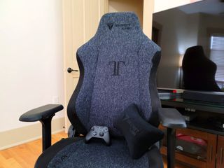 Secretlab Black3 Titan Hero