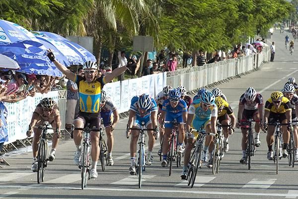Yuriy Metlushenko (Ukrainian National Team) takes out the first stage in Sanya with a well timed sprint.