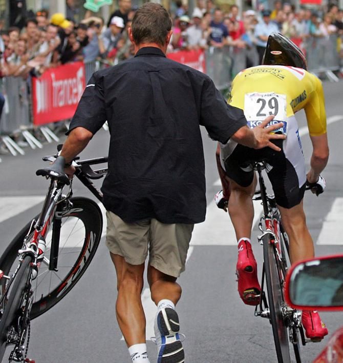 The crash of David Zabriskie (CSC) lost his team the maillot jaune and the stage in 2005.