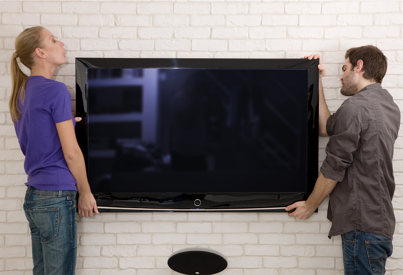 Телевизор 40 дюймов на стене