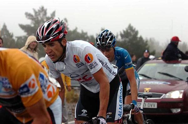 Carlos Sastre (CSC) on Valverde's wheel