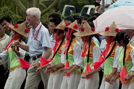 Commissaire Martin Bruin from Holland joins in the pre-stage festivities in Danzhou.