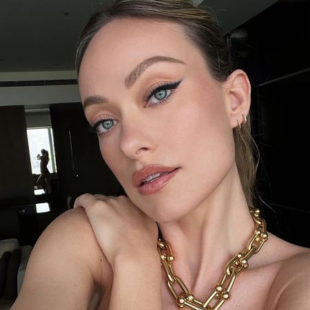 @hungvanngo Olivia Wilde taking a selfie