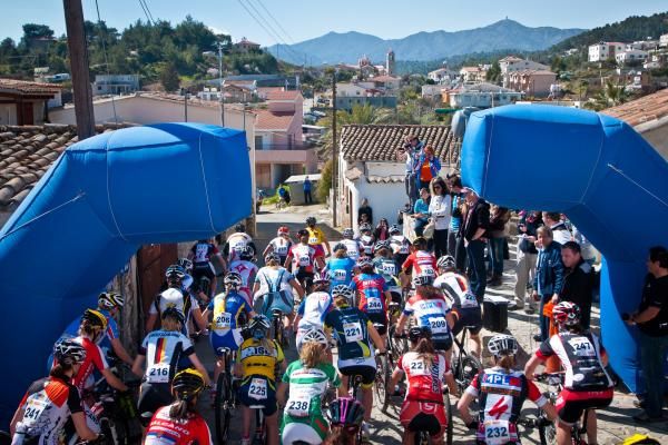 The start of the elite women's race
