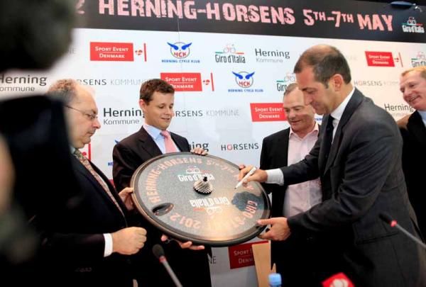 Signing the wheel to proclaim that the Giro d'Italia is coming to Denmark