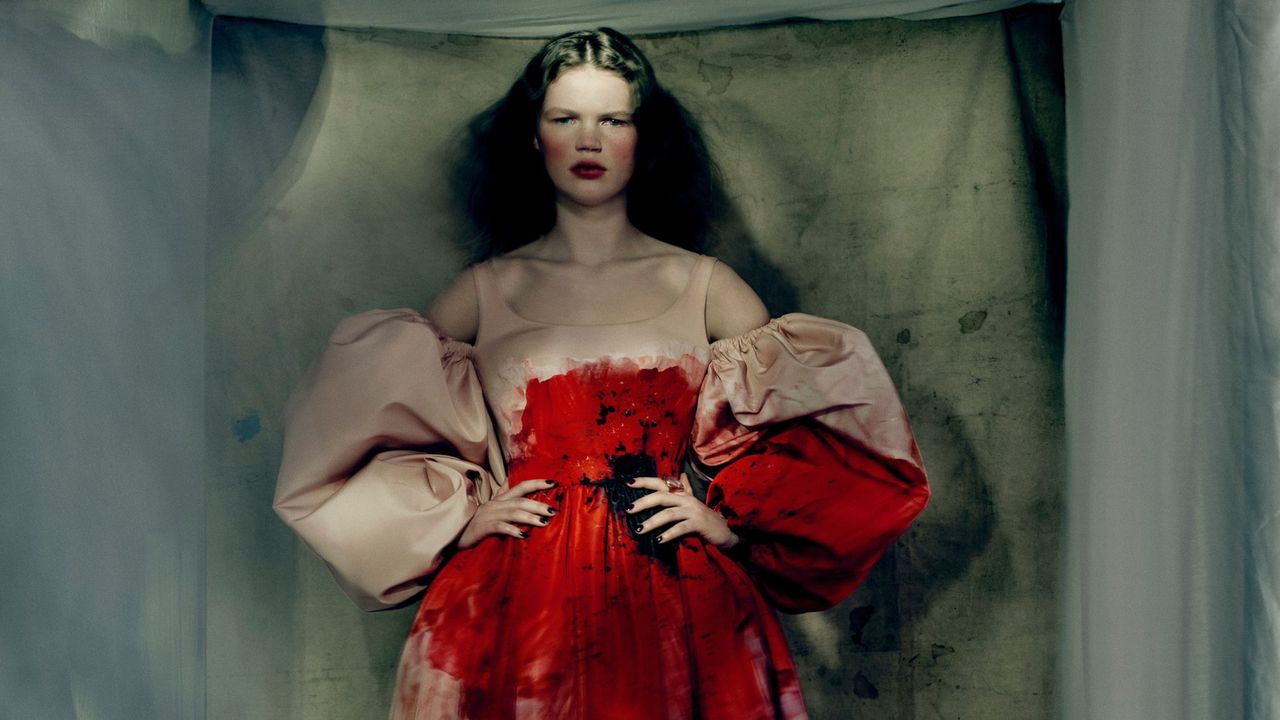 Paolo Roversi Luca Biggs, Alexander McQueen F/W 2021-2022, Paris, 2021. Charcoal print.