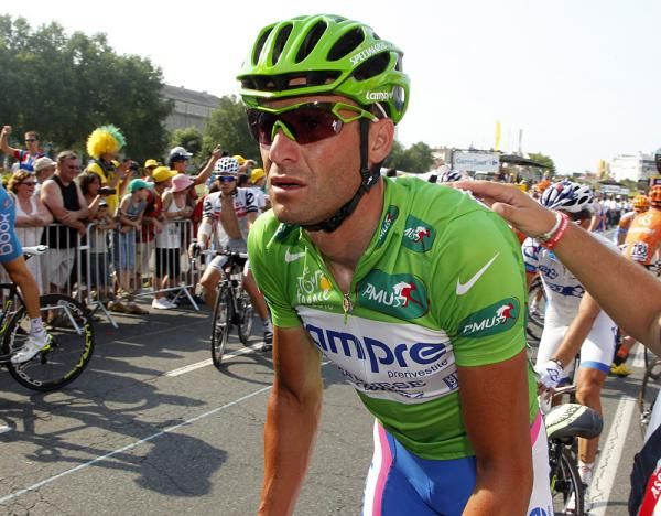 Alessandro Petacchi rolls in, losing green to Thor Hushovd.