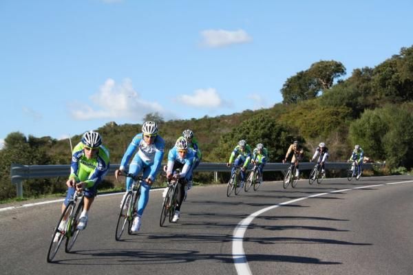 The warm weather means no gloves and just knee warmers are needed