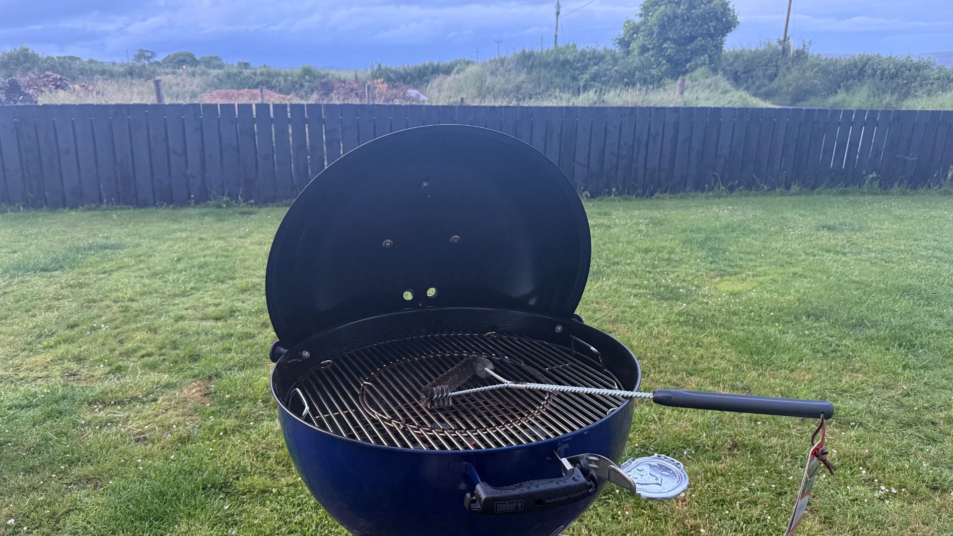 Cleaning the Weber Master-Touch GBS C-5750 Charcoal Barbecue