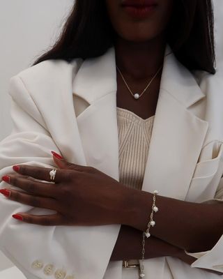 @aidabadji_ wearing pearl jewellery