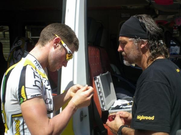 Mark Renshaw makes sure he's properly prepared for the Turkish sun.