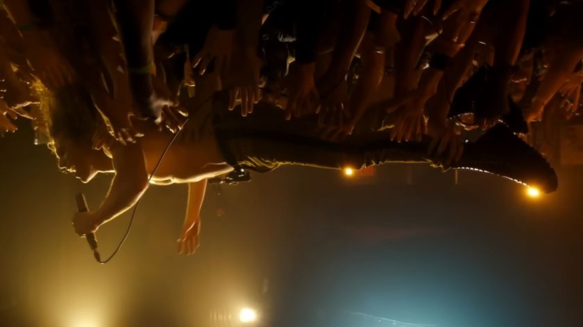 Lestat crowd surfing