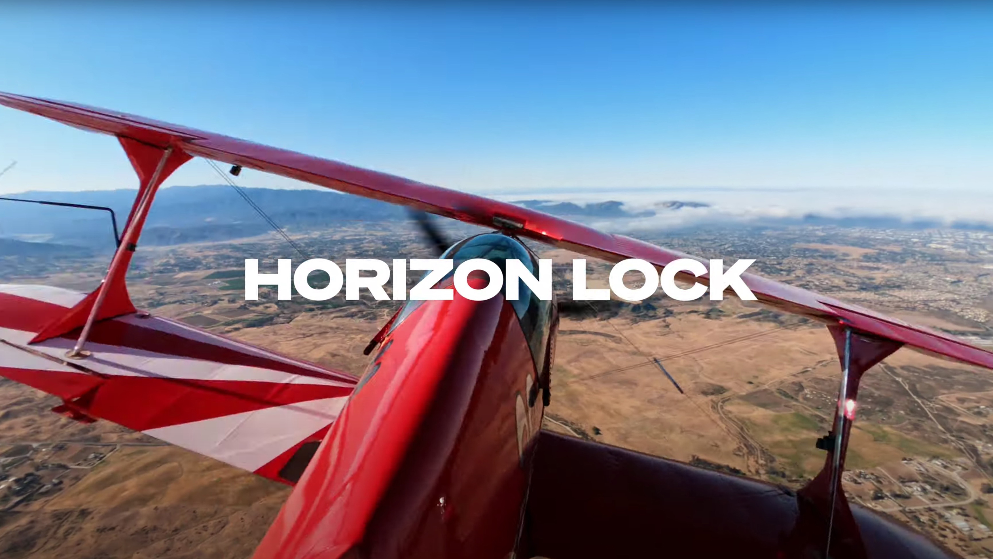 En dobbeltdekker i svevet med teksten «Horizon Lock».