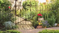 Small front garden ideas – garden gate in Virginia