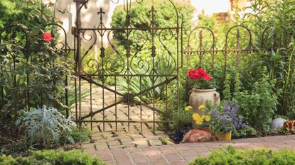 Small front garden ideas – garden gate in Virginia